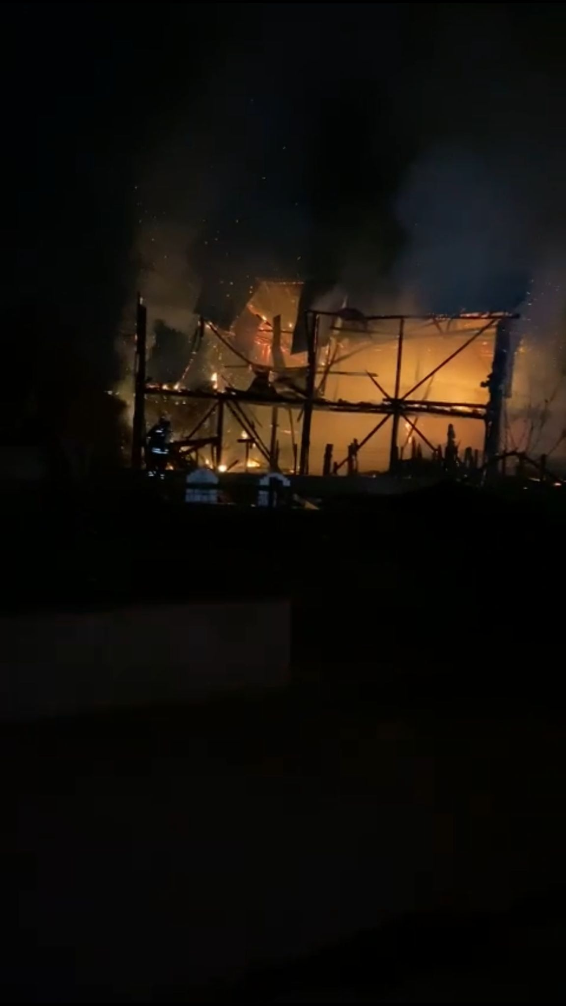 Trabzon'da korkutan yangın! 2 katlı dam kül oldu