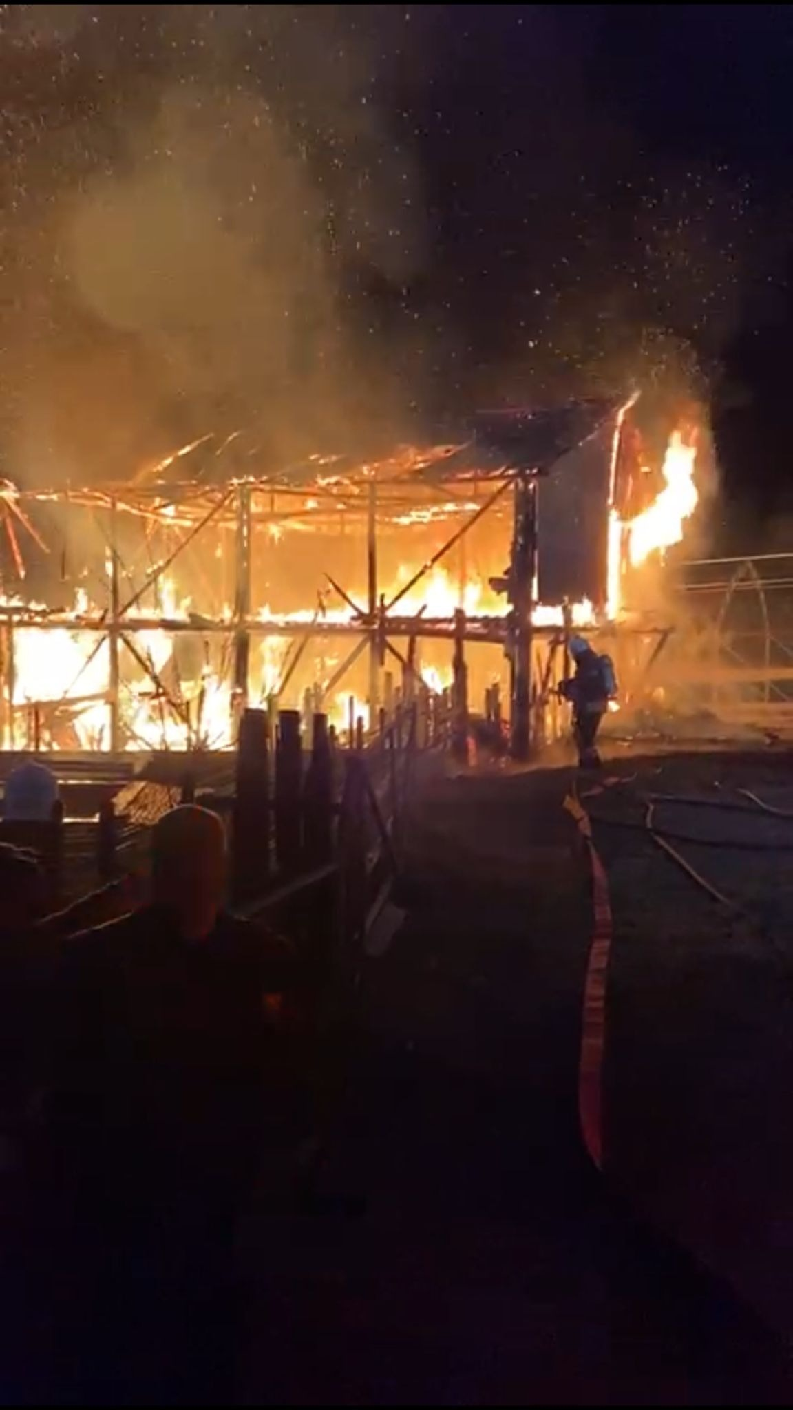 Trabzon'da korkutan yangın! 2 katlı dam kül oldu