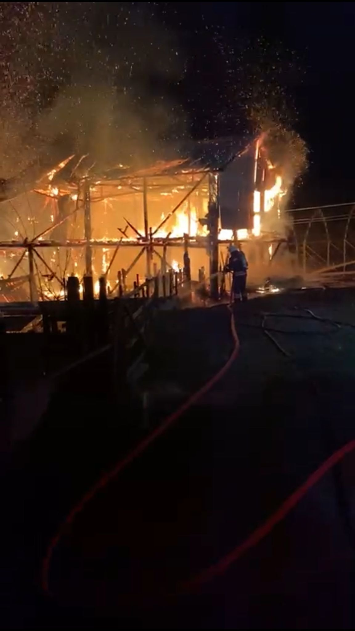 Trabzon'da korkutan yangın! 2 katlı dam kül oldu