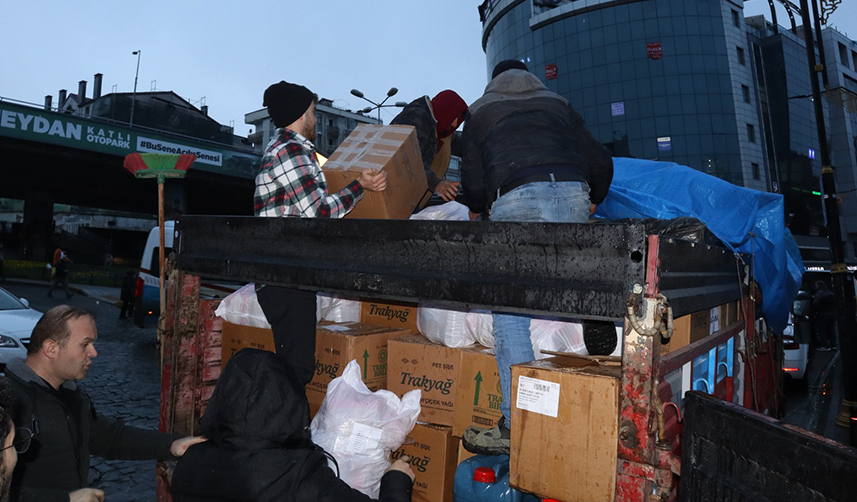 İYİ Parti Trabzon'un depremzedelere yardımı sürüyor "Yaralarını sarmak için uğraşıyoruz"