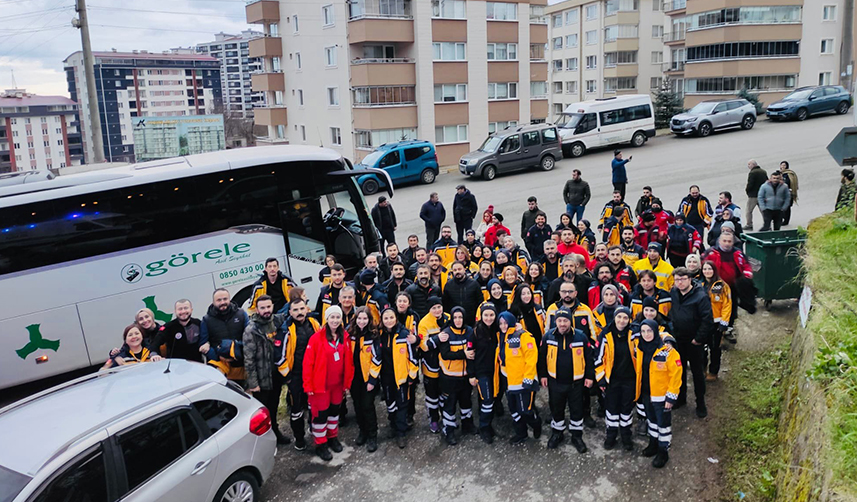 Karadeniz'de otobüsçüler depremzedeleri tahliye için seferber oldu
