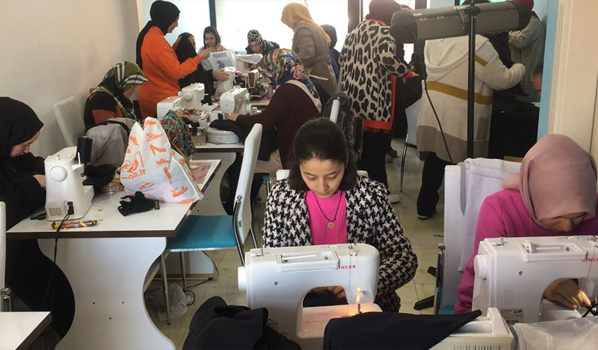 Karadeniz'den deprem bölgesine yardımlar sürüyor