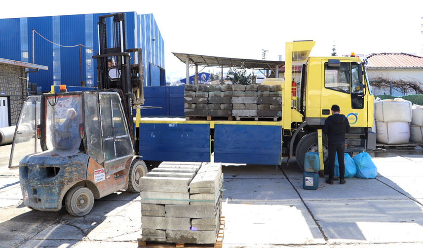 Karadeniz'den deprem bölgesine yardımlar sürüyor