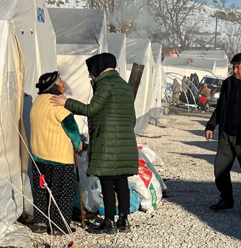 Milletvekili Ayvazoğlu’ndan duygulandıran kare! Hasta bebeği ambulansa yetiştirdi!