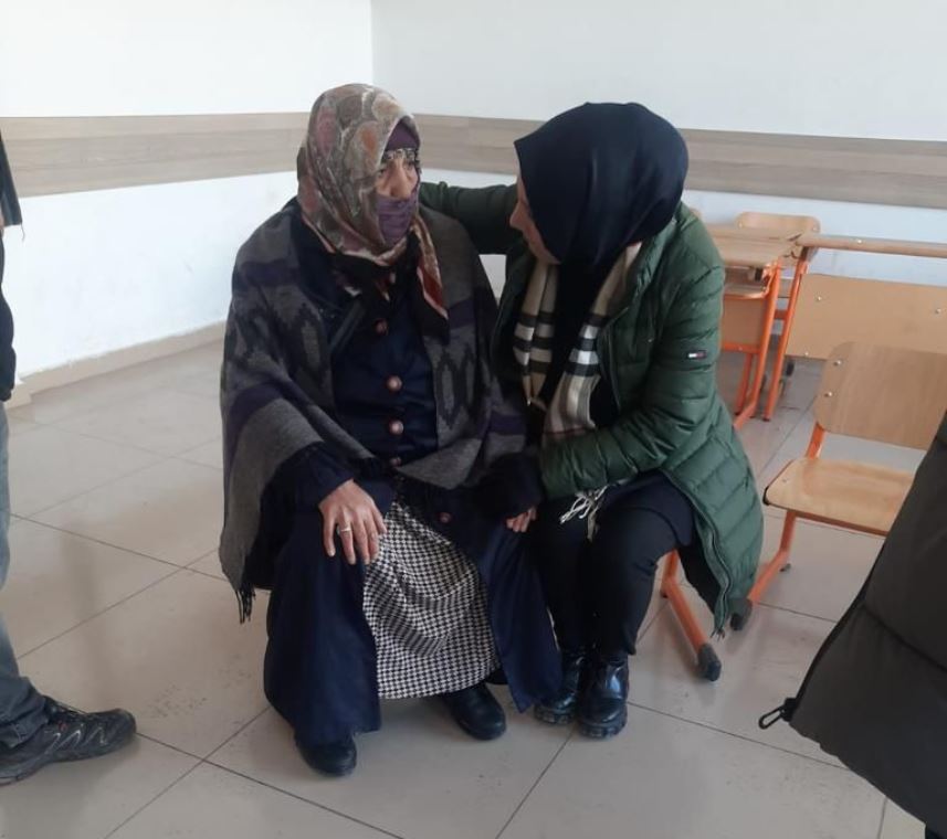 Milletvekili Ayvazoğlu’ndan duygulandıran kare! Hasta bebeği ambulansa yetiştirdi!