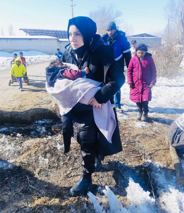 Milletvekili Ayvazoğlu’ndan duygulandıran kare! Hasta bebeği ambulansa yetiştirdi!