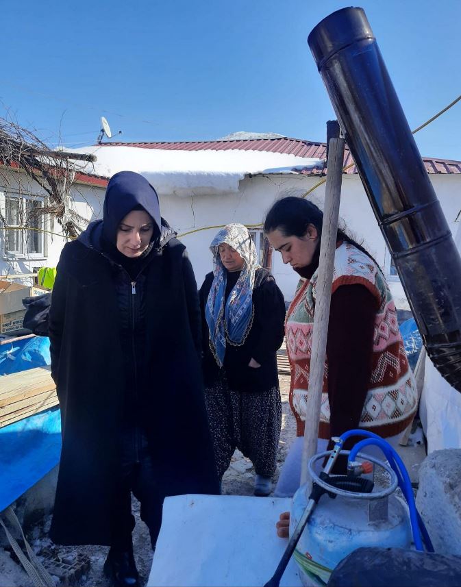 Milletvekili Ayvazoğlu’ndan duygulandıran kare! Hasta bebeği ambulansa yetiştirdi!