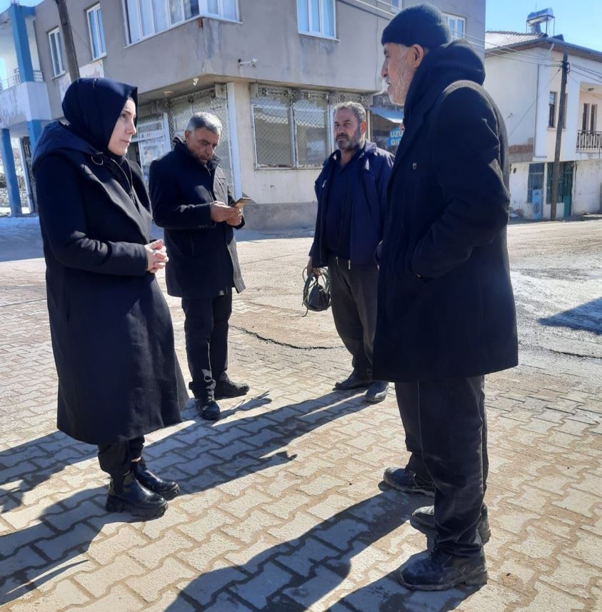 Milletvekili Ayvazoğlu’ndan duygulandıran kare! Hasta bebeği ambulansa yetiştirdi!
