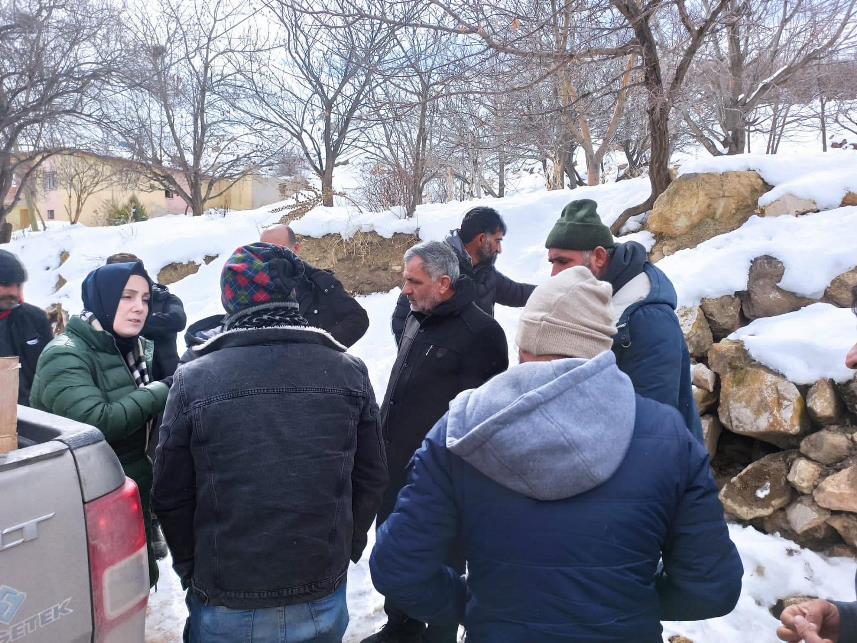 Milletvekili Ayvazoğlu’ndan duygulandıran kare! Hasta bebeği ambulansa yetiştirdi!