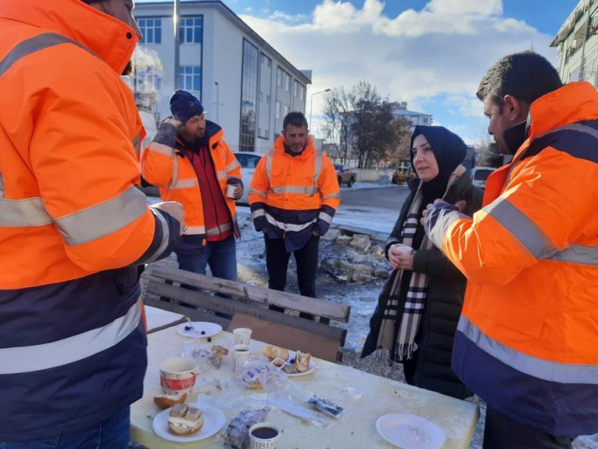 Milletvekili Ayvazoğlu’ndan duygulandıran kare! Hasta bebeği ambulansa yetiştirdi!