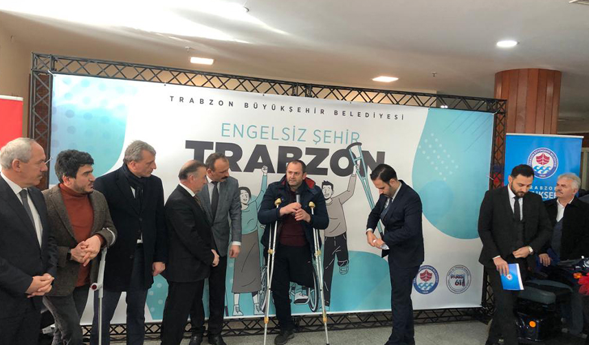 Paris'ten-Trabzon'a-uzanan-yardım-eli!-Akülü-araçlar-törenle-teslim-edildi