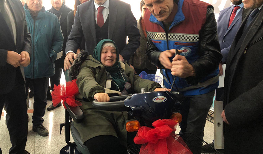 Paris'ten-Trabzon'a-uzanan-yardım-eli!-Akülü-araçlar-törenle-teslim-edildi