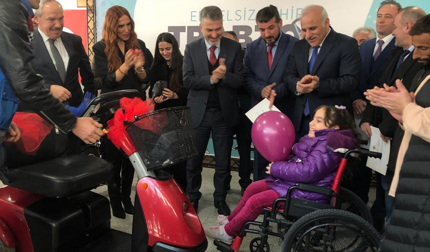 Paris'ten-Trabzon'a-uzanan-yardım-eli!-Akülü-araçlar-törenle-teslim-edildi