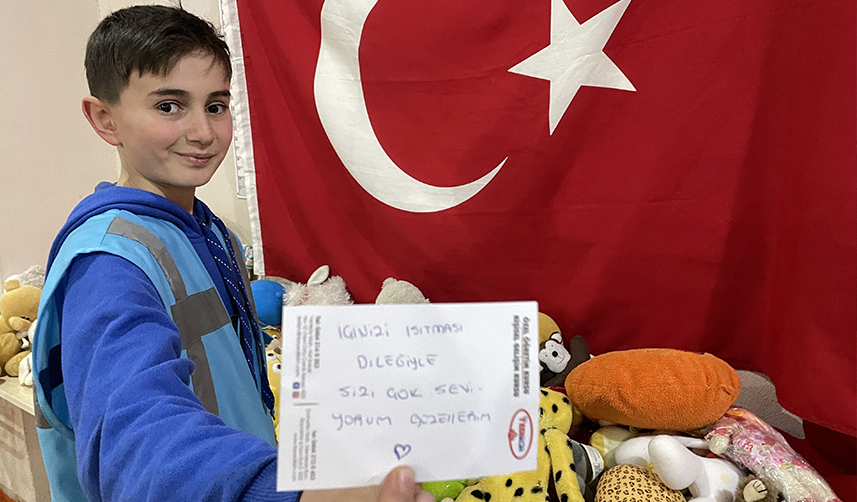 13 yaşındaki genç sosyal markette depremzedelere destek oluyor