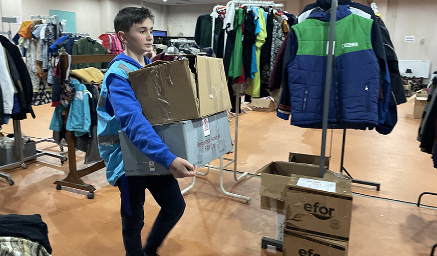 13 yaşındaki genç sosyal markette depremzedelere destek oluyor