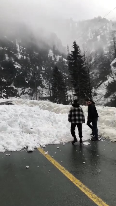 Rize'de çığın kapattığı yol ulaşıma açıldı