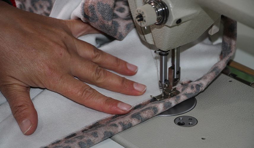 Rize'de-depremzedeler-için-kışlık-kıyafet-dikiliyor