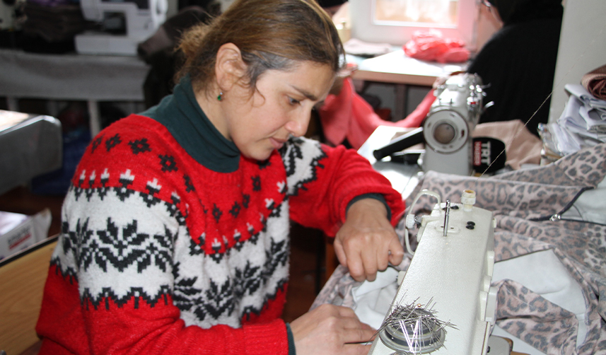 Rize'de-depremzedeler-için-kışlık-kıyafet-dikiliyor1 