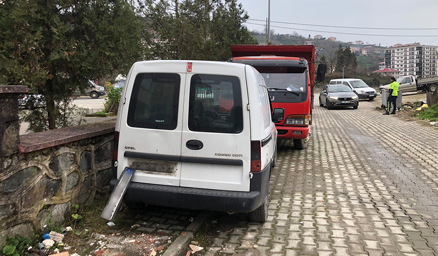 Rize'de yufka bırakmak için aracını terk etti! Yol üzerindeki araç çalındı