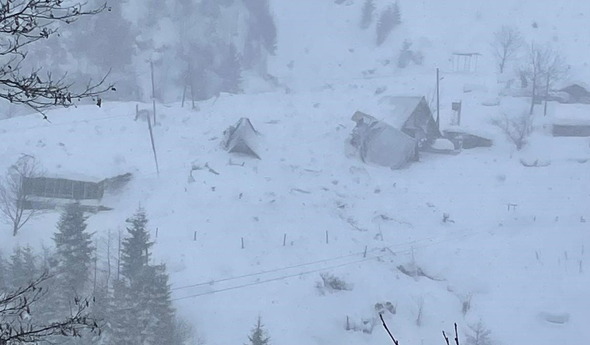 Rize'nin-Avusor-Yaylasında-çığ!-3-bungalov-kar-altında