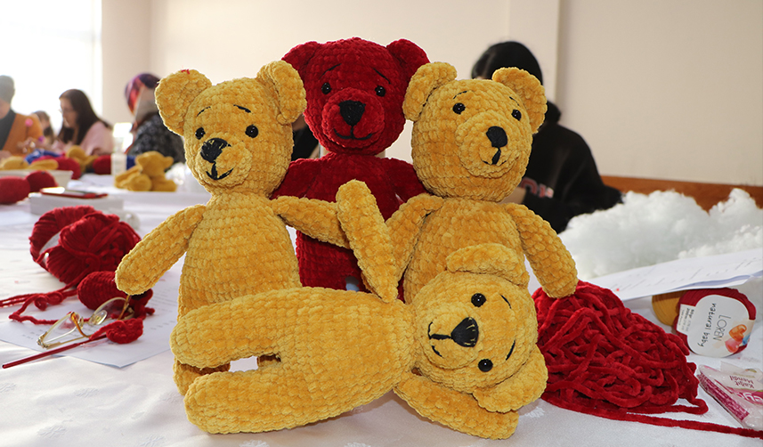 Samsun'da-depremzede-çocuklar-için-örgü-oyuncaklar-yapılıyor