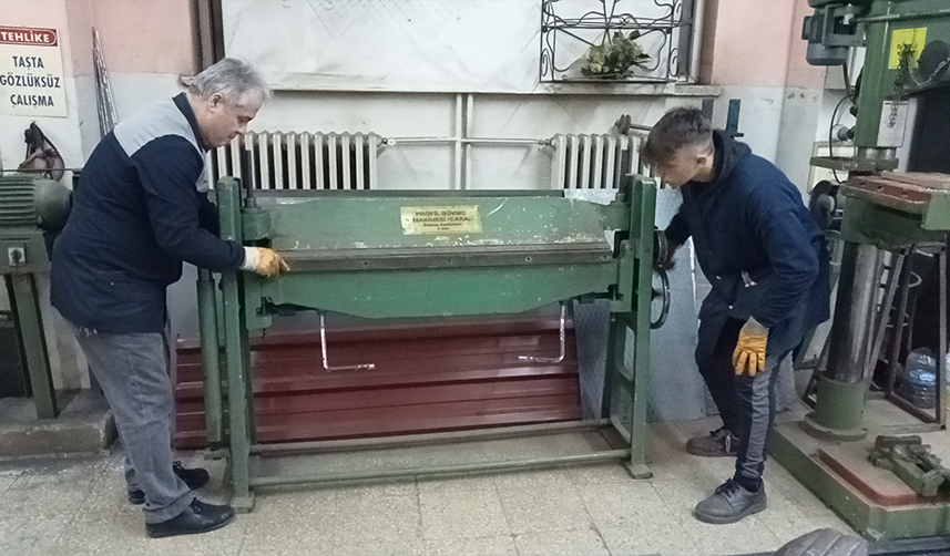 Samsun'da öğretmen ve öğrencisi, depremzedeler için soba üretiyor