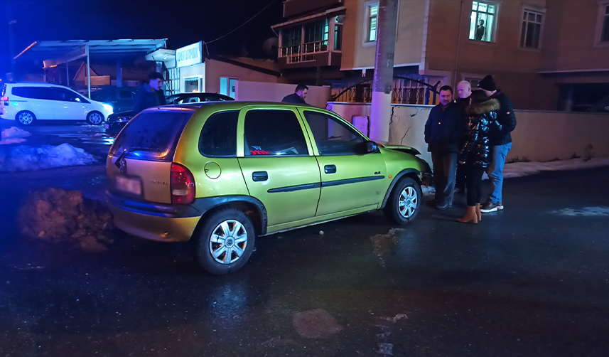 Samsun'da-otomobil-aydınlatma-direğine-çarptı-1-yaralı