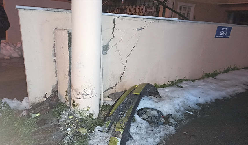 Samsun'da-otomobil-aydınlatma-direğine-çarptı-1-yaralı