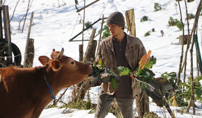 Şehir-hayatından-sıkıldı-10-yaşında-köyde-yaşamaya-başladı