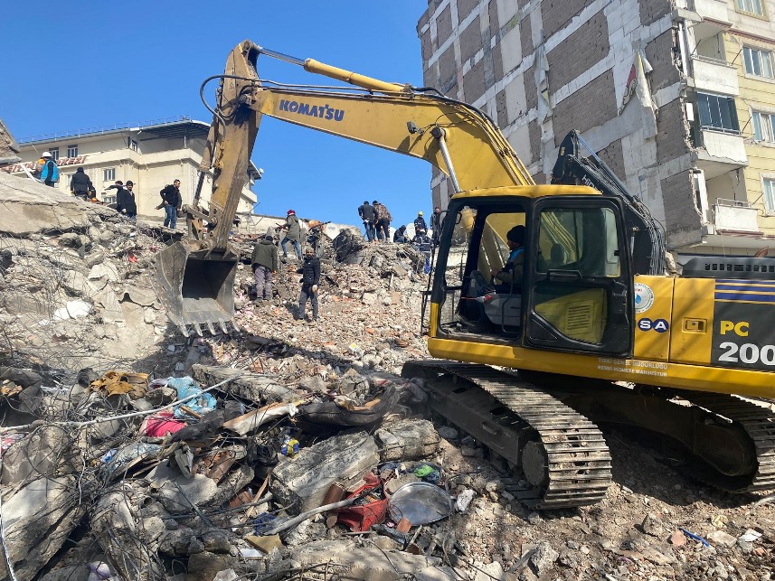 Trabzon Büyükşehir Belediyesi deprem bölgesinde altyapı çalışmalarını yürütüyor