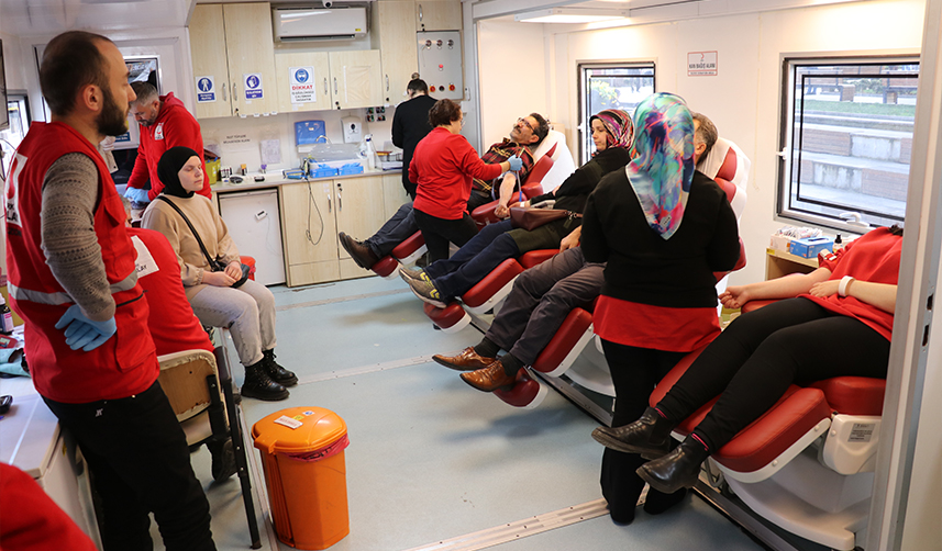 Trabzon depremzedeler için Kızılay'a koştu! Kan bağışları sürüyor