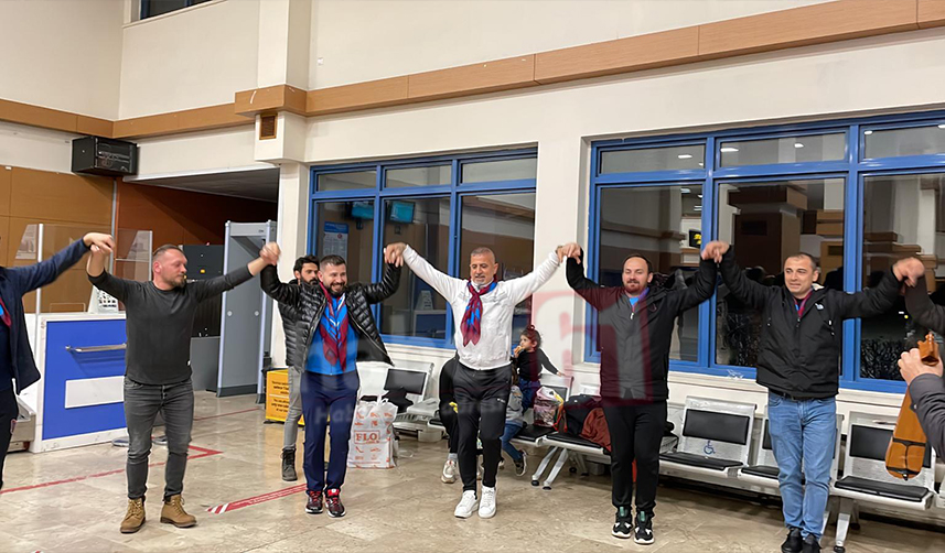 Trabzon Havalimanında ilginç anlar! Rötar yapan uçağı horon oynayarak beklediler