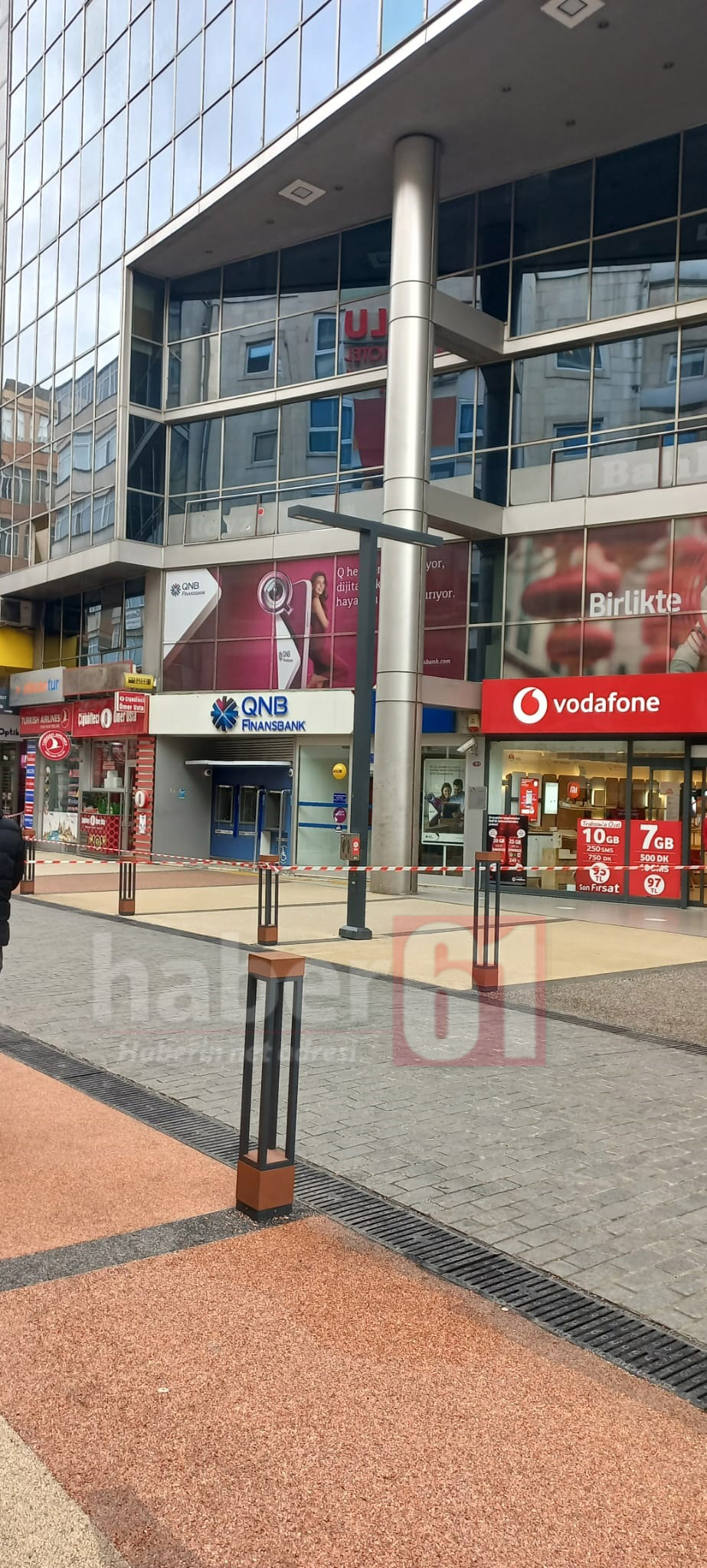 Trabzon’da iş merkezinin etrafı şeritle kapatıldı