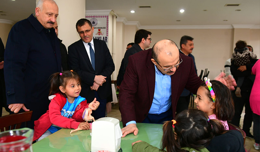 Trabzon Valisi Ustaoğlu'ndan kente gelen depremzedelere ziyaret