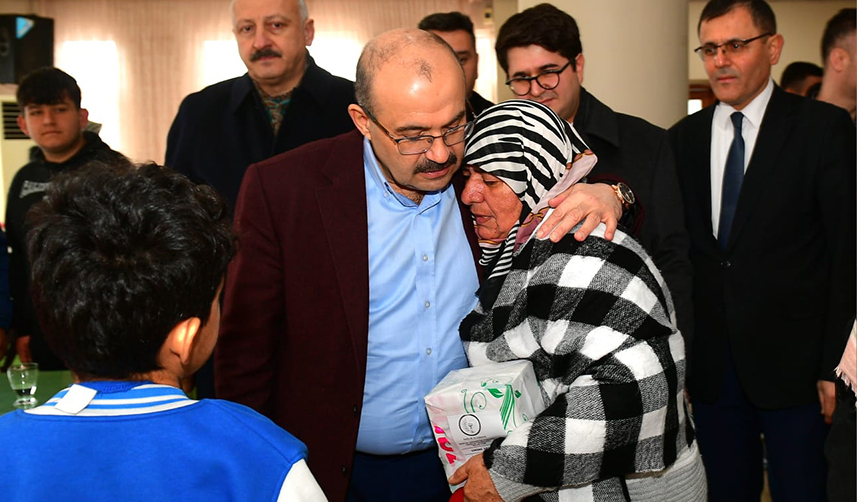 Trabzon Valisi Ustaoğlu'ndan kente gelen depremzedelere ziyaret