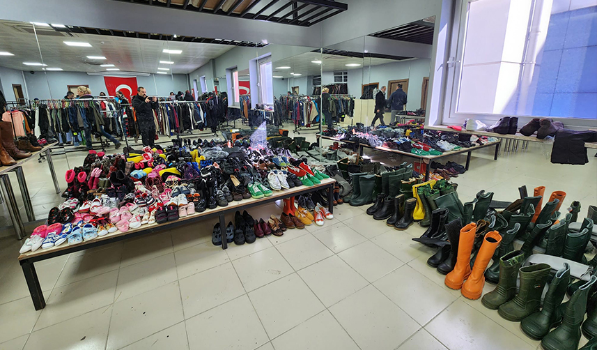 Trabzon Valisi Ustaoğlu'ndan kente gelen depremzedelere ziyaret