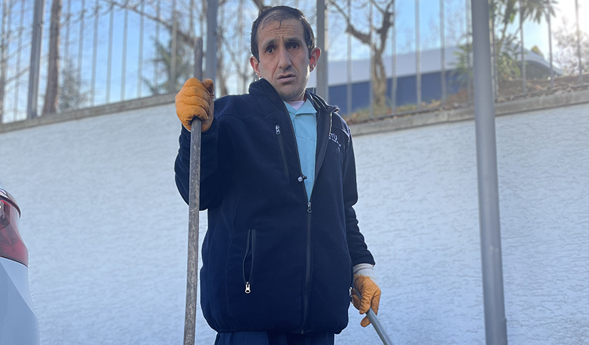 Trabzon'da 17 yıl önce başladığı temizlik mesleğini bıkmadan sürdürüyor