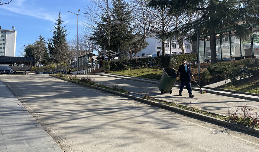 Trabzon'da 17 yıl önce başladığı temizlik mesleğini bıkmadan sürdürüyor