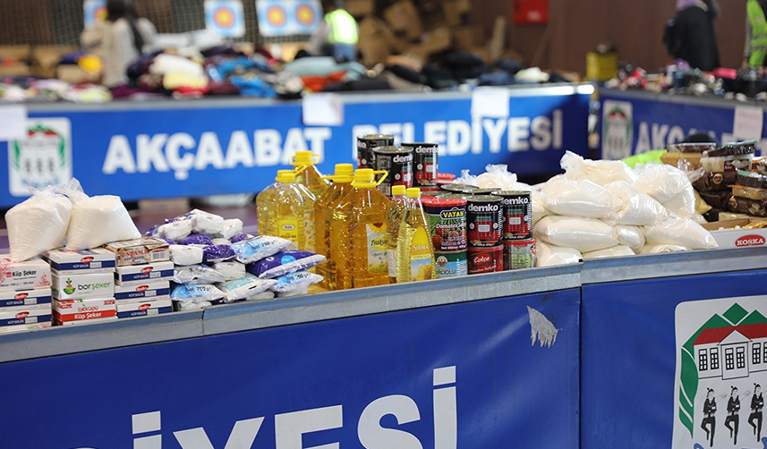 Trabzon'da Akçaabat Belediyesi, depremzedeler için seferber oldu