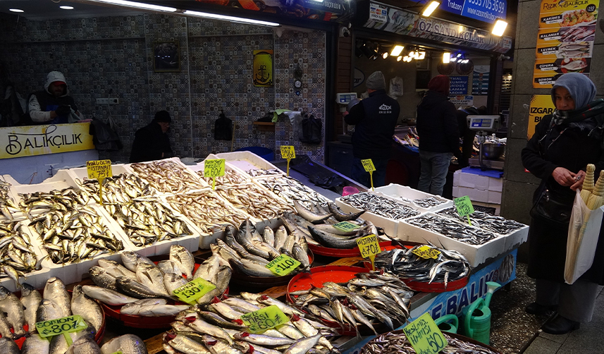 Trabzon'da-balık-tezgahlarında-çeşit-bolluğu