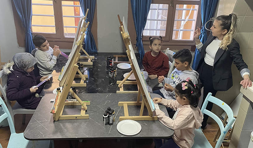 Trabzon'da depremzede çocuklar, duygularını resmediyor