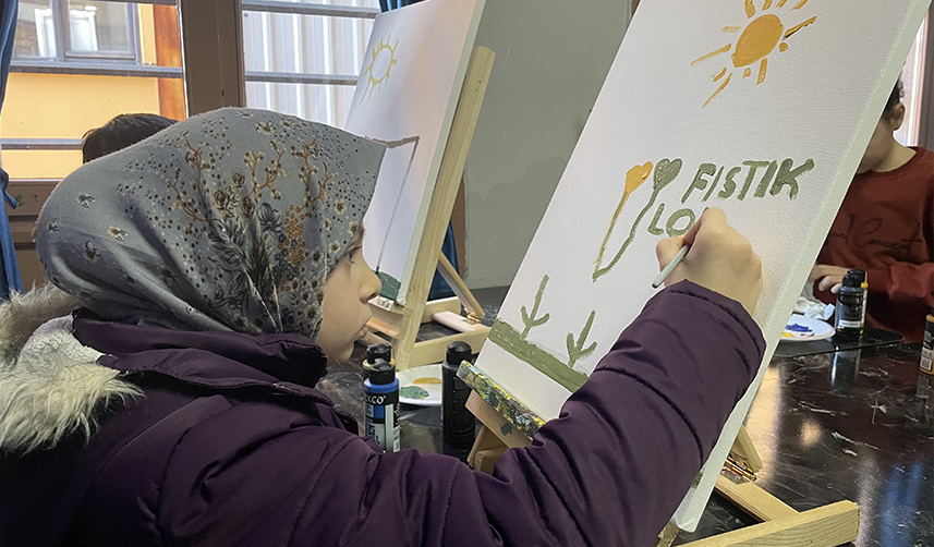 Trabzon'da depremzede çocuklar, duygularını resmediyor