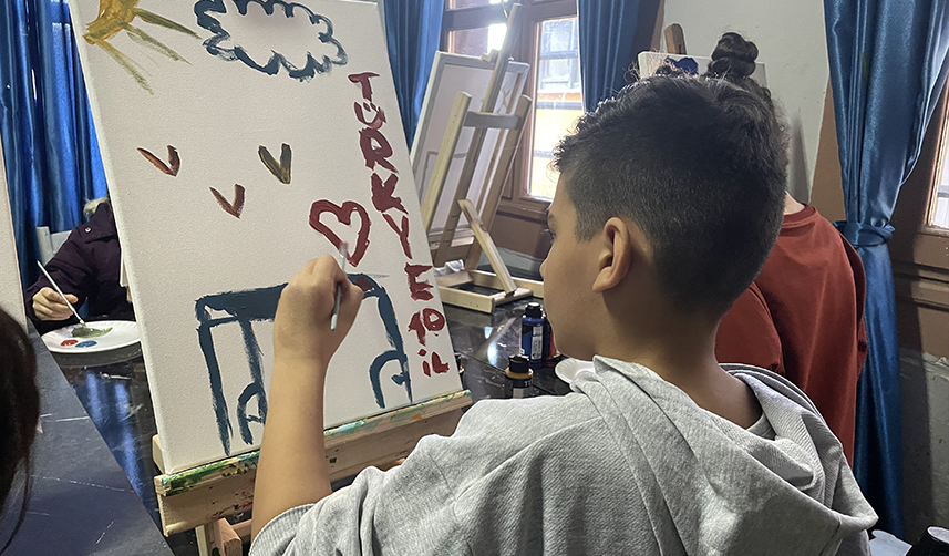 Trabzon'da depremzede çocuklar, duygularını resmediyor