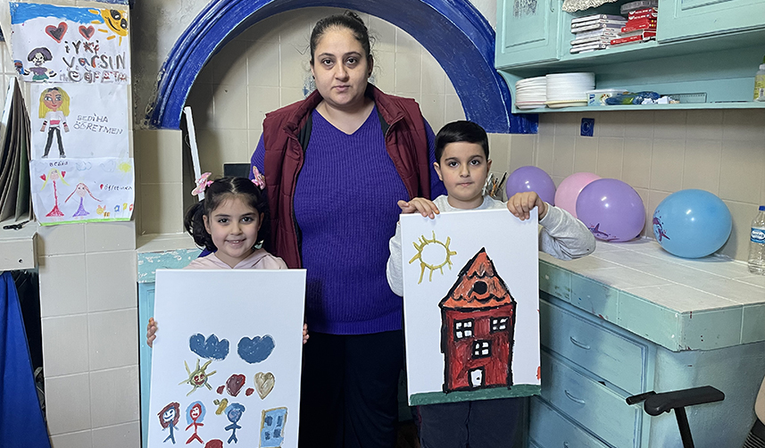 Trabzon'da depremzede çocuklar, duygularını resmediyor