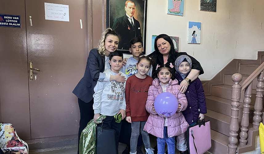 Trabzon'da depremzede çocuklar, duygularını resmediyor