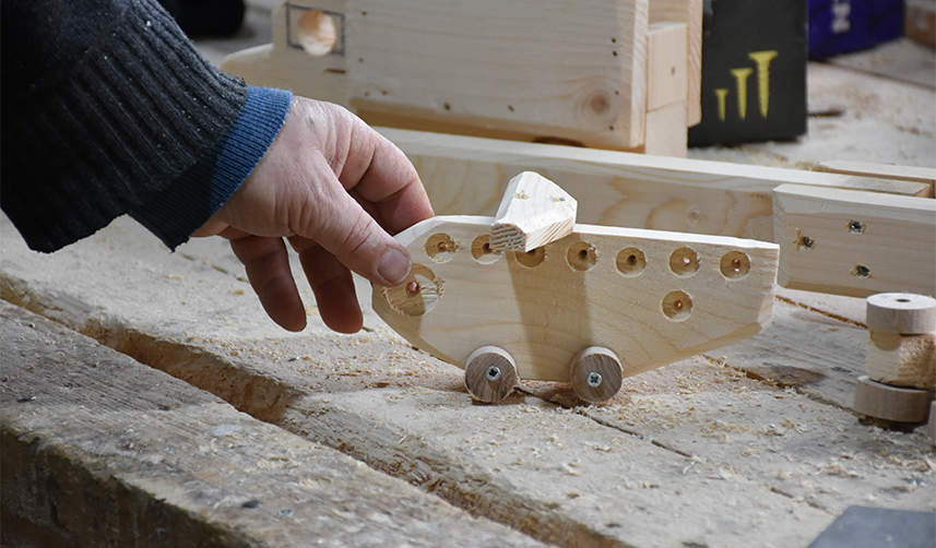 Trabzon'da depremzede çocuklar için ahşap oyuncak yapıyor