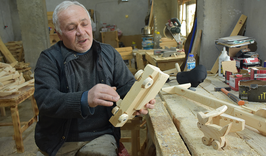 Trabzon'da depremzede çocuklar için ahşap oyuncak yapıyor