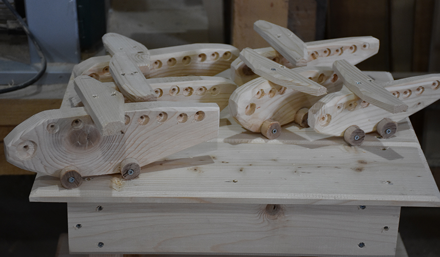 Trabzon'da depremzede çocuklar için ahşap oyuncak yapıyor