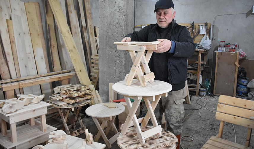 Trabzon'da depremzede çocuklar için ahşap oyuncak yapıyor