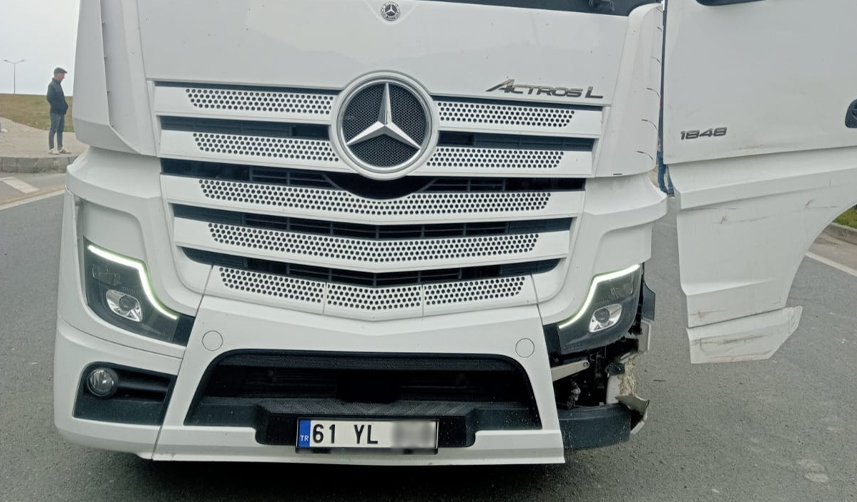 Trabzon'da kaza! Kamyonun damperi üstgeçite çarptı